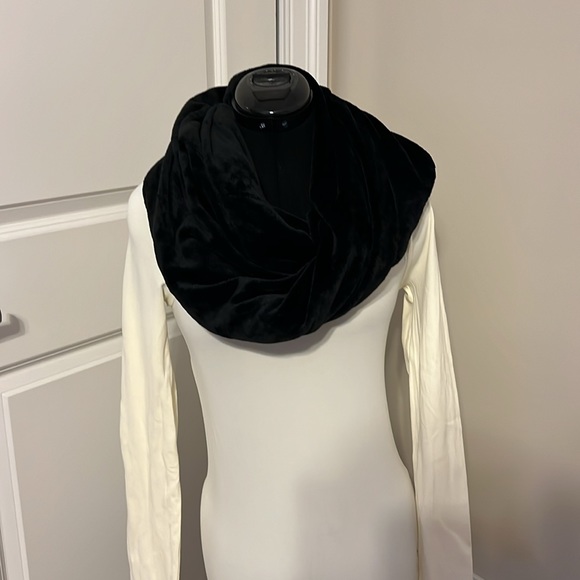 SHOLDIT Infinity Scarf with Secret Pocket - Picture 3 of 8